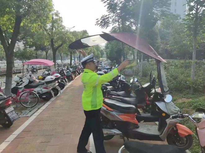 又偷偷装上了遮阳篷！六安公安交警释放严管信号(图2)