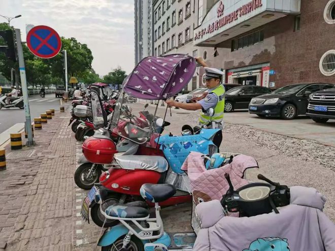 又偷偷装上了遮阳篷！六安公安交警释放严管信号(图1)