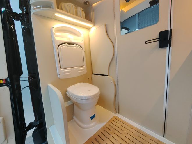 进口福特350巡游者B型房车带遮阳篷吗？(图1)