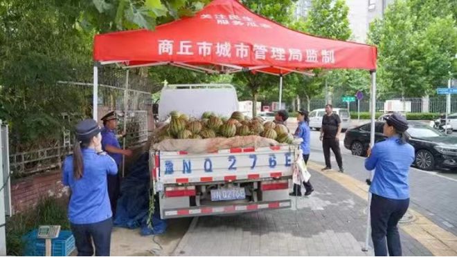 夏季送清凉商丘爱心企业捐赠遮阳篷送瓜农(图2)
