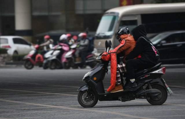 电动车禁止安装遮阳篷为什么“挡风被”也成了隐患？原因很真实(图3)