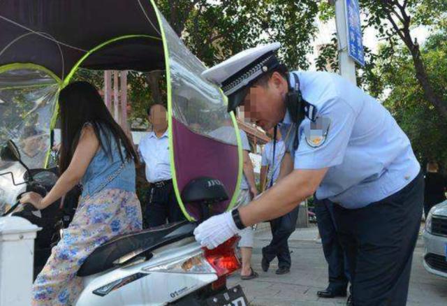 电动车禁止安装遮阳篷为什么“挡风被”也成了隐患？原因很真实(图2)