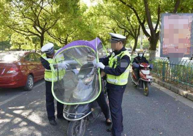 电动车禁止安装遮阳篷为什么“挡风被”也成了隐患？原因很真实(图1)