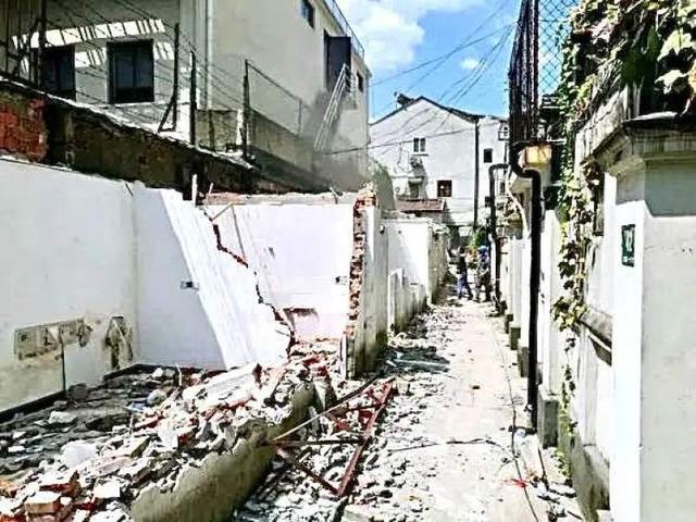 推门就是小公园！百年里弄的狭长小巷焕新成“五感花园”！阿姨爷叔纷纷搬出家里的遮阳篷、椅子、花草周到有新家(图3)
