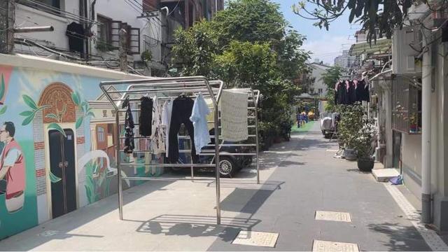 推门就是小公园！百年里弄的狭长小巷焕新成“五感花园”！阿姨爷叔纷纷搬出家里的遮阳篷、椅子、花草周到有新家(图11)