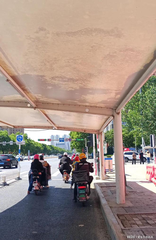 路口非机动车道上的多功能“遮阳棚”(图1)