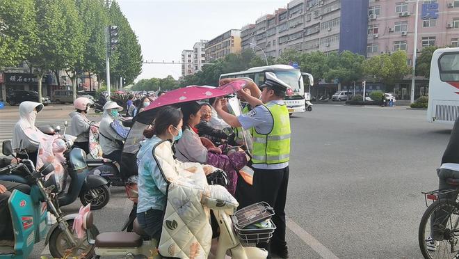 随州交警开展“拆篷戴盔”专项整治3月以来拆除违法加装的遮阳雨伞（雨篷）17000多个(图1)