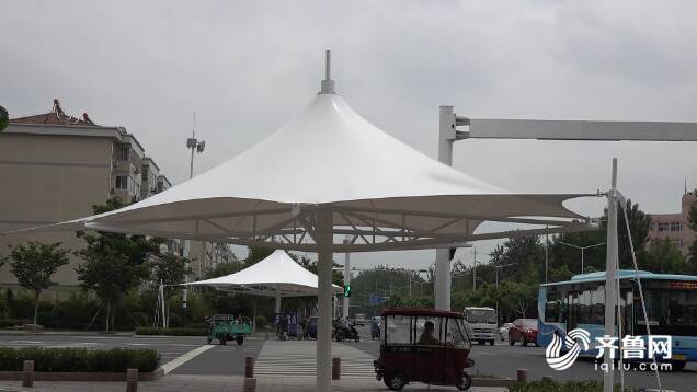 等红绿灯再也不怕日晒雨淋！潍坊2021年首批新建路口遮阳棚正式启用(图2)