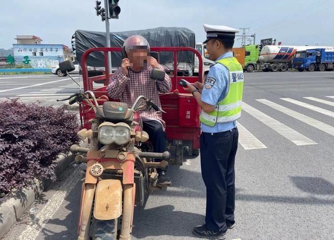 事故警示拆“篷”戴“盔”整治持续平安骑乘！(图7)
