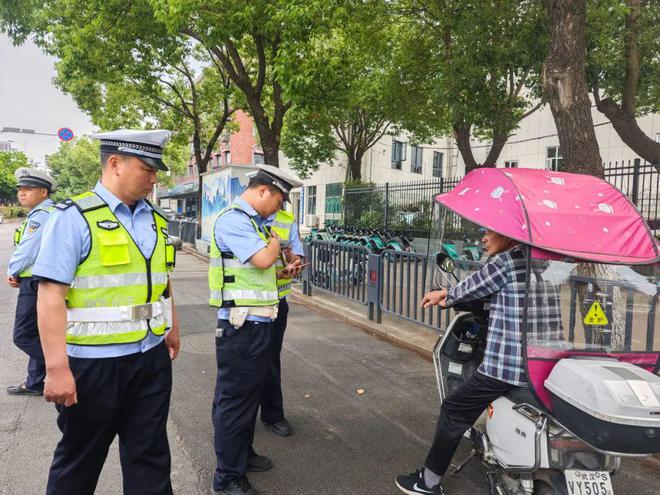 黄陂交警提醒骑电瓶车不要安装遮阳棚(图1)