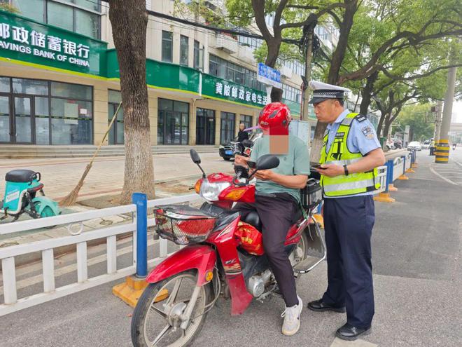 黄陂交警提醒骑电瓶车不要安装遮阳棚(图2)