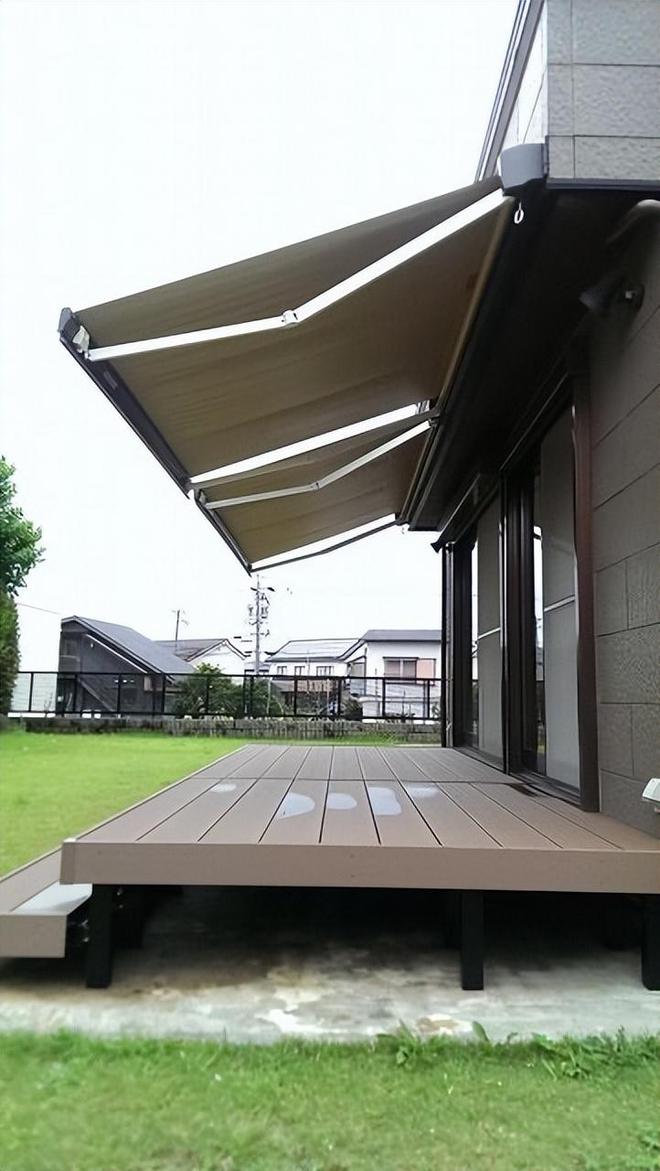 若你住一层这个夏天试试遮阳棚+防腐木休闲地台比种花好看(图7)