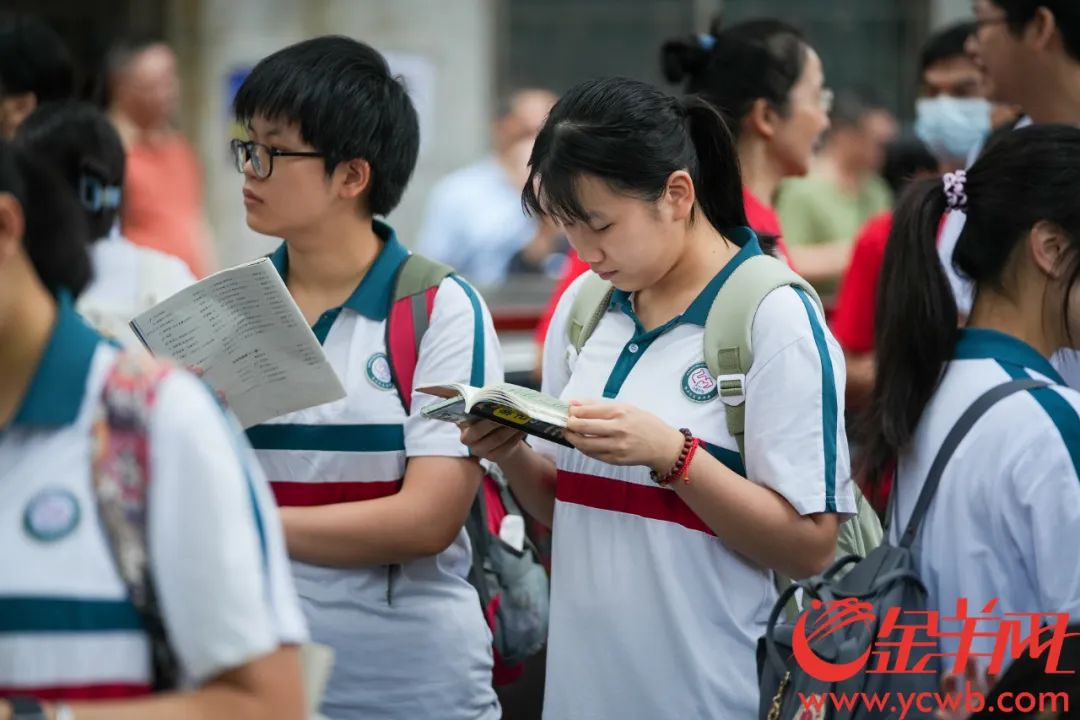 高考开考！直击高考第一现场(图1)
