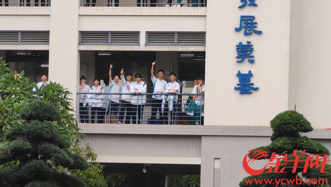 高考开考！直击高考第一现场(图7)