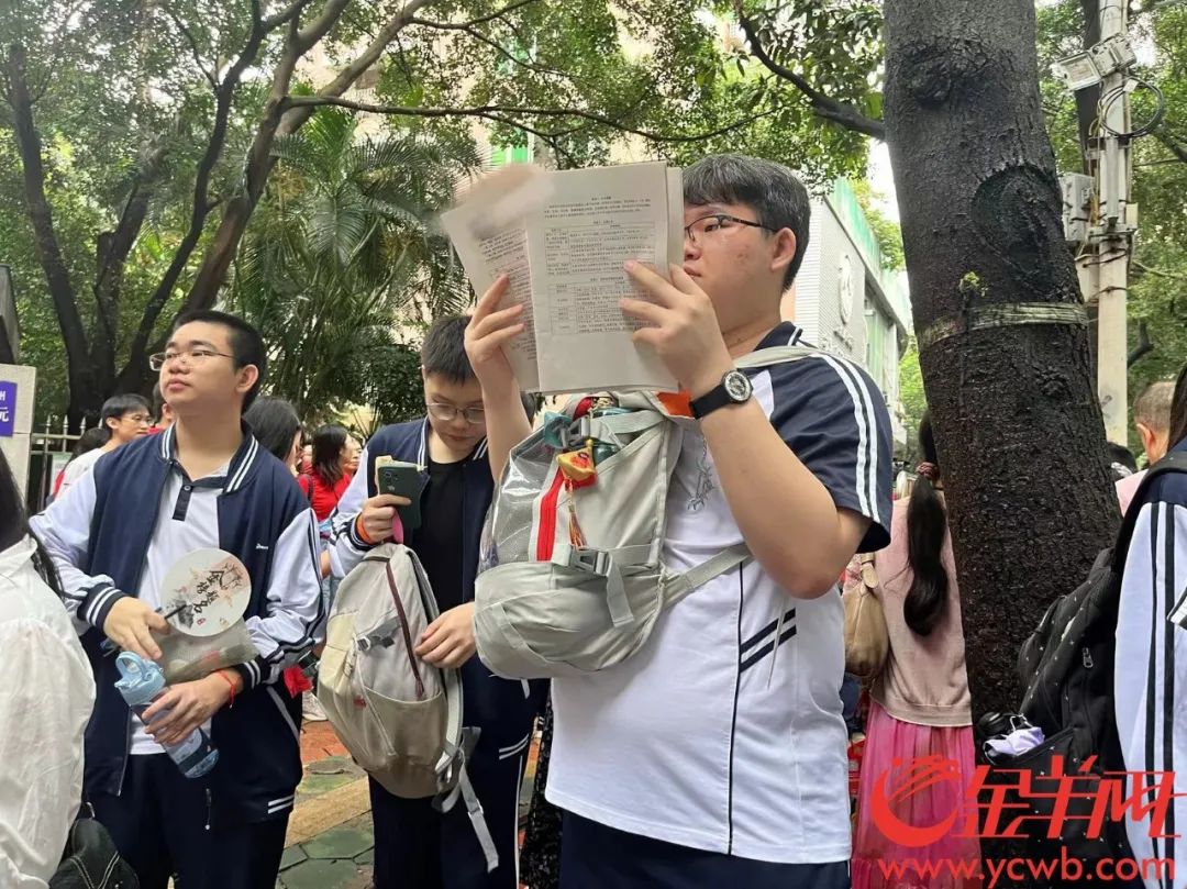 高考开考！直击高考第一现场(图2)