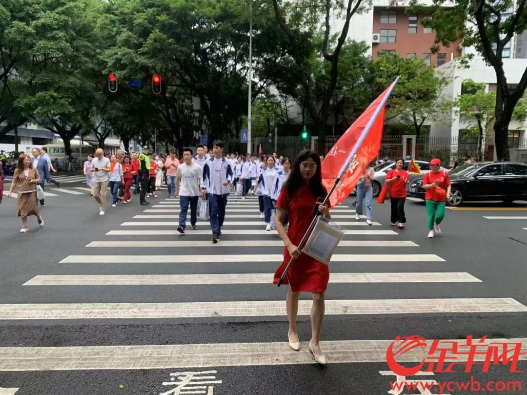 高考开考！直击高考第一现场(图3)