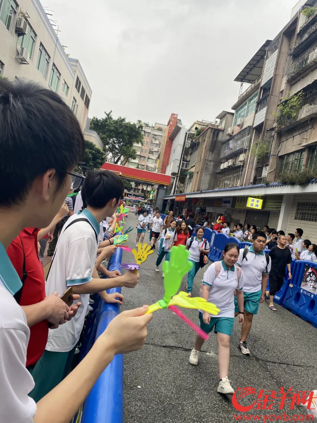 高考开考！直击高考第一现场(图4)