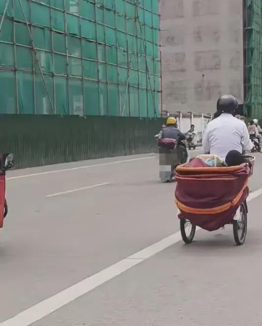 牛啊！北京流行接娃方式让人头疼：电动车被禁人力三轮成接娃新宠(图3)