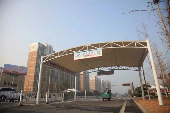 街头出现多个遮阳挡雨棚市民直呼“被暖到”(图1)