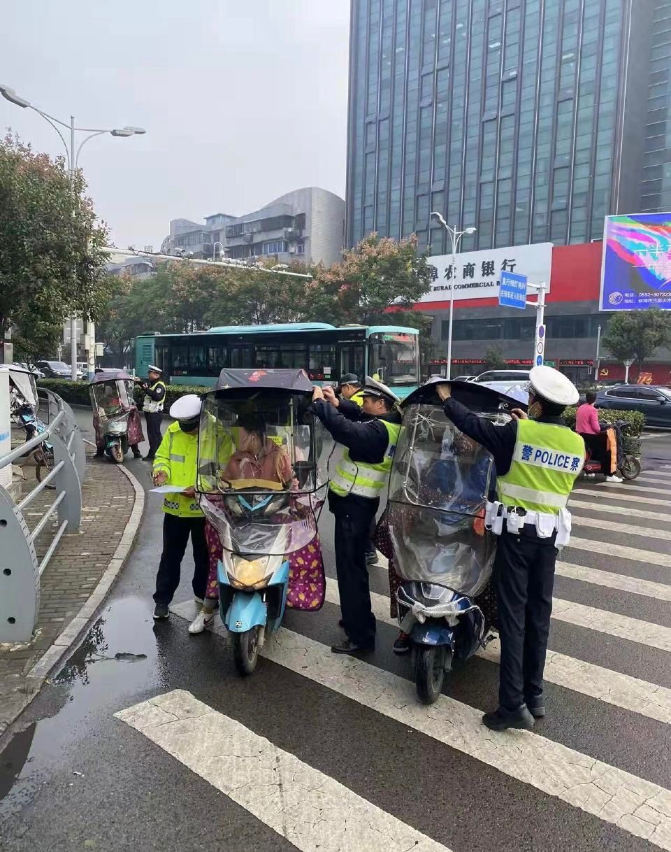 交警部门再次集中拆除遮阳篷(图1)