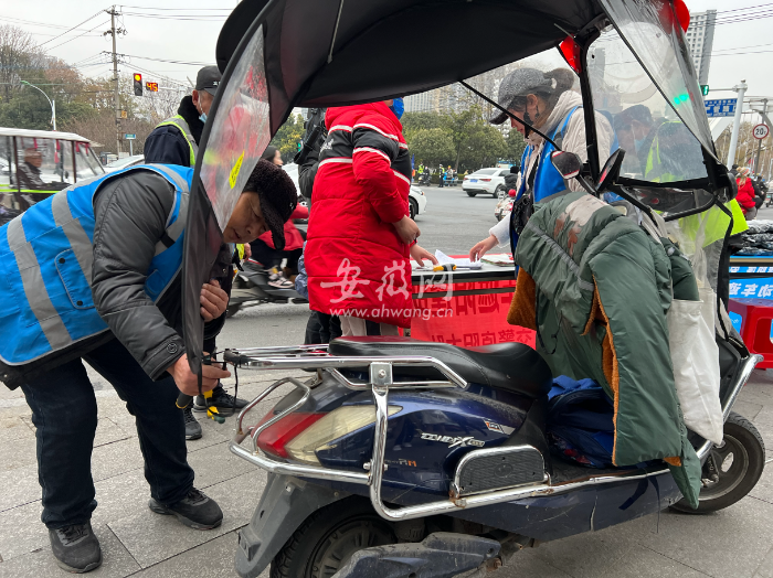 合肥多部门联合开展电动车遮阳篷“助拆行动”(图2)
