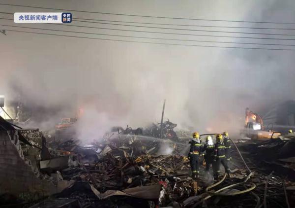 广西南宁市一仓库突发火灾余火已清理完毕无人员伤亡(图1)