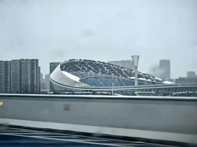 海口五源河体育场在台风中受损是知名歌手试听会举办地当地：顶部遮阳篷的布被吹烂无人员伤亡(图1)