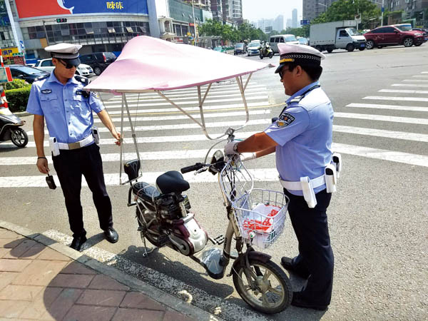 记者体验：电动车加装遮阳篷不仅不实用而且很危险(图1)