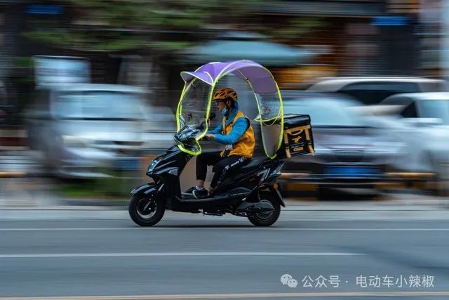 电动车不能用遮阳伞？替代方案来了车主：别让夏天骑车变得太难(图2)