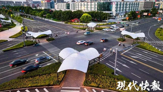 54座便民遮阳棚上岗连云港灌南为市民撑起“暖心伞”(图1)