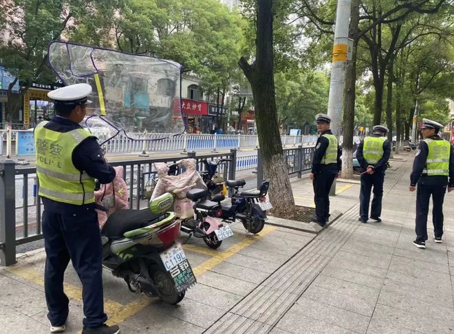 遮阳伞、遮雨篷很实用为什么交警要求拆除？专家说出了4个原因(图1)
