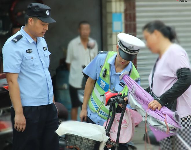 遮阳伞、遮雨篷很实用为什么交警要求拆除？专家说出了4个原因(图7)