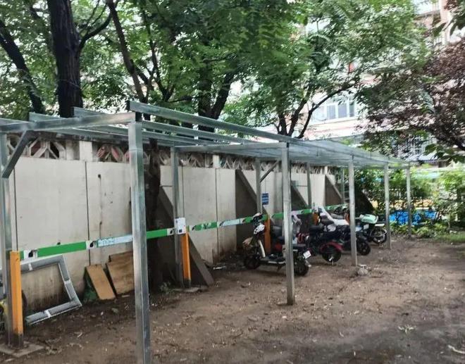 既挡风雨又保安全丰台这社区露天充电桩有顶棚了！(图2)
