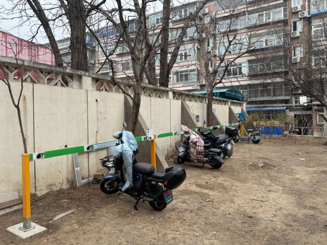 既挡风雨又保安全丰台这社区露天充电桩有顶棚了！(图1)