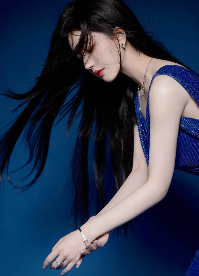 三个女儿被爸爸拿衣架打(图1)