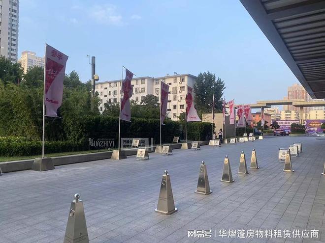 郑州道旗出租提供布置洲际酒店参半会议不锈钢底座道旗(图1)