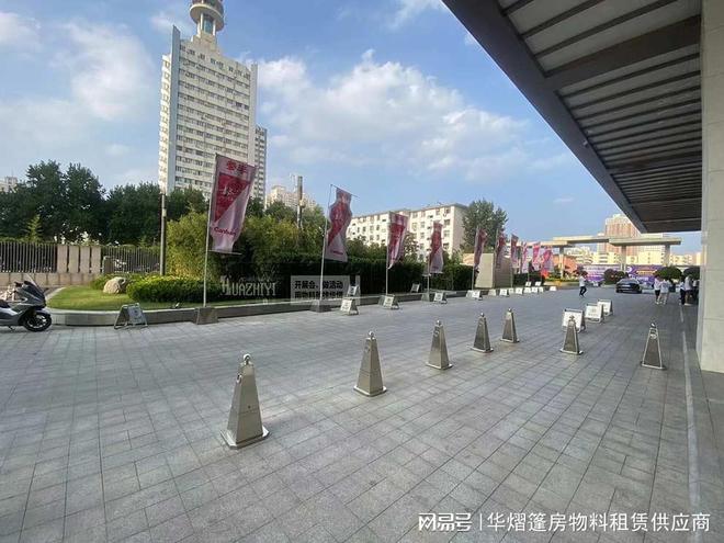 郑州道旗出租提供布置洲际酒店参半会议不锈钢底座道旗(图2)