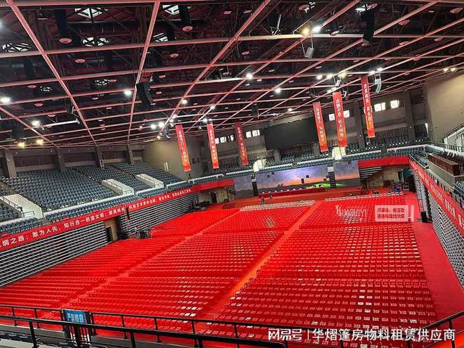 开封桌椅出租公司助力武汉大学毕业典礼提供千把塑料凳(图1)