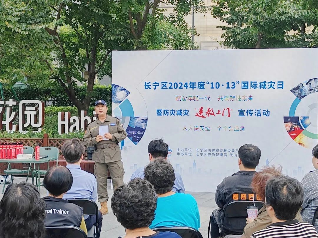 虹桥南丰城广场来了个大大的红色帐篷……(图1)
