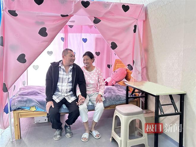 “夫妻能在一起哪里都是家”工地温馨夫妻房传递爱与关怀(图1)