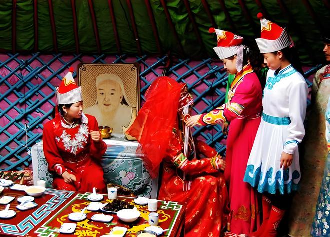 蒙古一家人睡一个蒙古包里新婚夫妇怎么办？看看当地人怎么说？(图7)