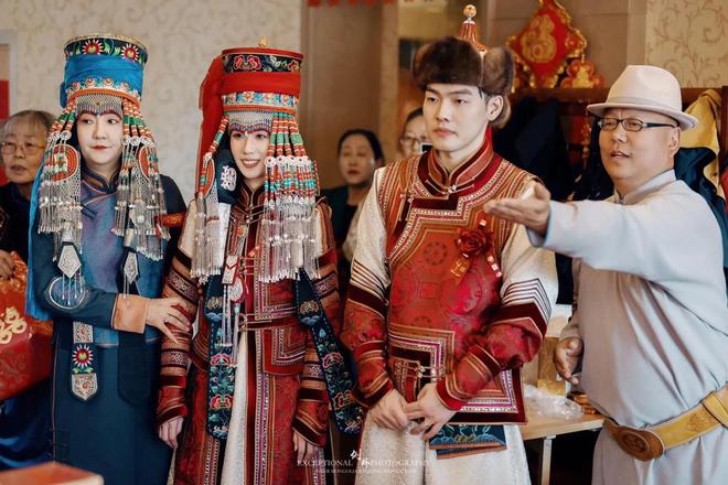 蒙古一家人睡一个蒙古包里新婚夫妇怎么办？看看当地人怎么说？(图2)