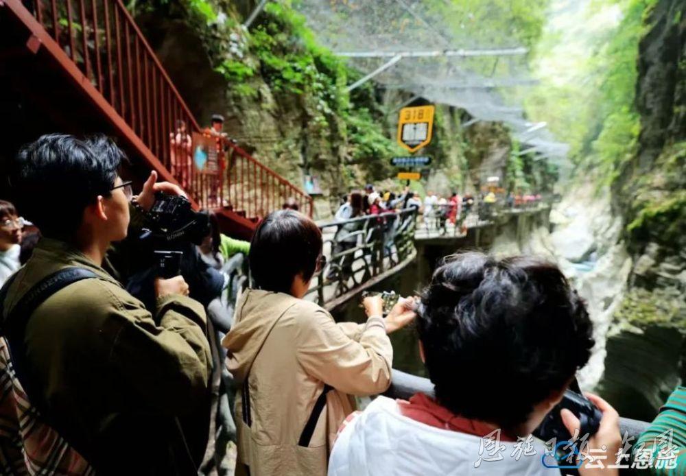 新华社客户端湖北频道｜2024恩施州首届露营大会在恩施大峡谷举行(图7)