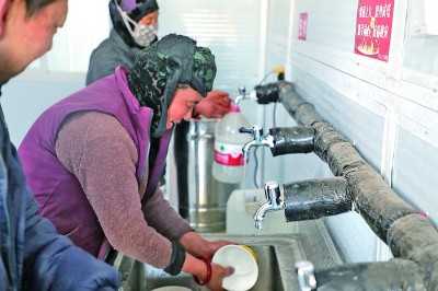 帐篷到板房生活更便利——甘肃积石山县加快过渡安置房建设(图2)