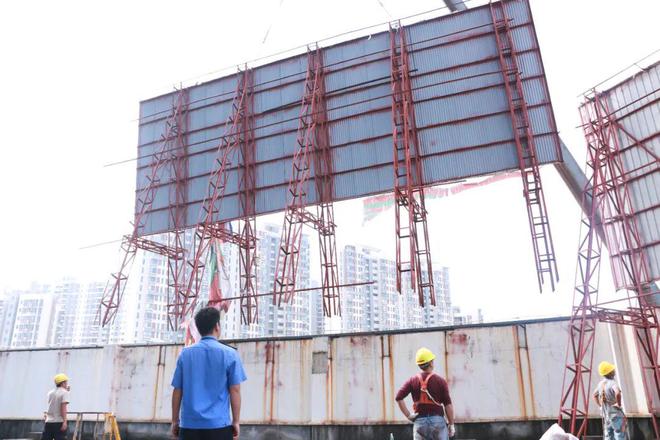 桥头城管守护街坊“头顶上的安全”(图3)