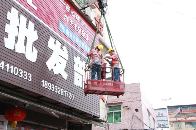 桥头城管守护街坊“头顶上的安全”(图4)