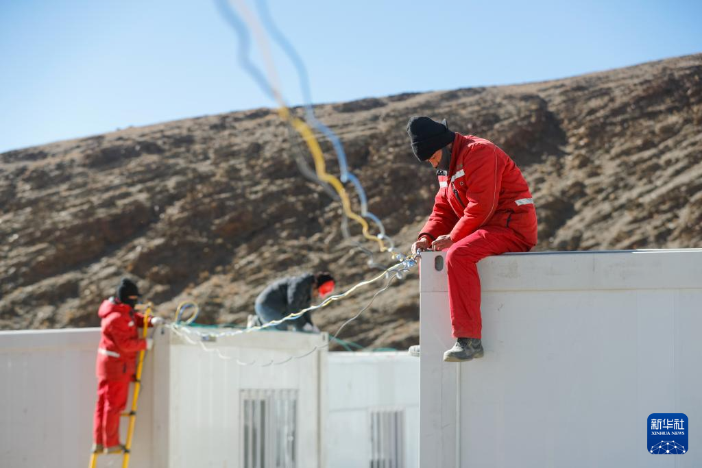 定日县68级地震丨首批受灾群众搬入板房(图2)