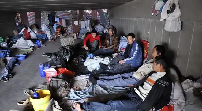 打工人为节省开支住桥洞：新时代的“贫民窟”暴露底层人的艰辛(图7)