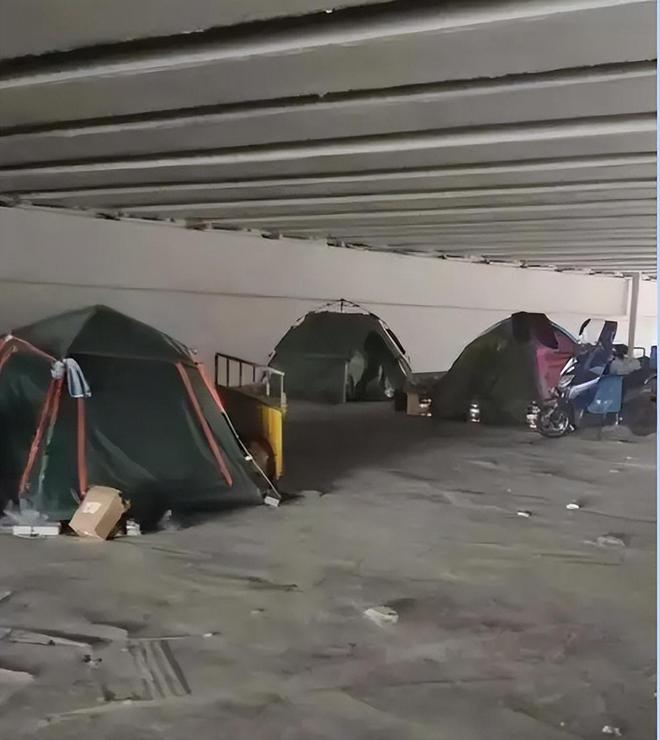 打工人为节省开支住桥洞：新时代的“贫民窟”暴露底层人的艰辛(图5)