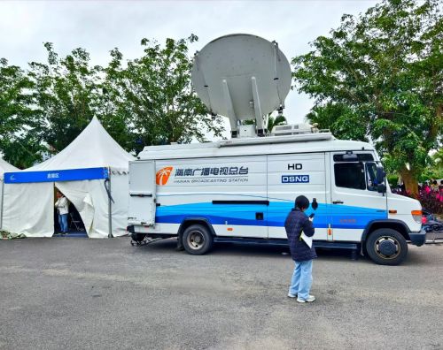 海南电视台在临时搭的的帐篷里直播首届(图1)